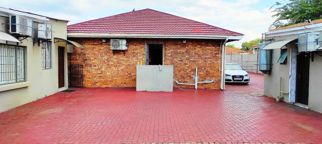 Sir Pinto Guesthouse Witbank Exterior photo