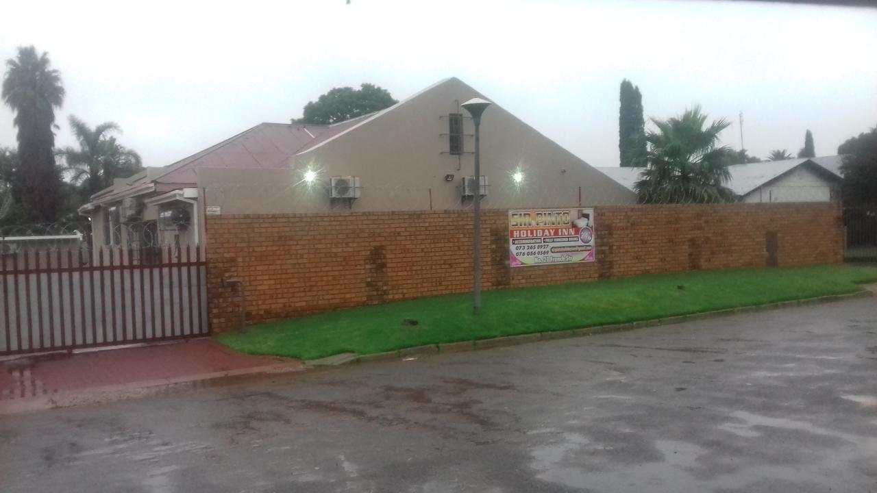 Sir Pinto Guesthouse Witbank Exterior photo